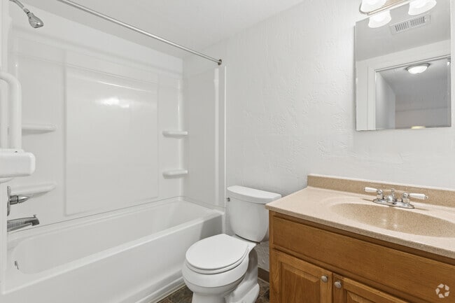 1BR, 1BA - 900SF - Bathroom