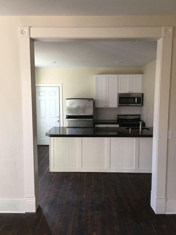 Kitchen with large peninsula - 317 Laurel Street West Unit 1