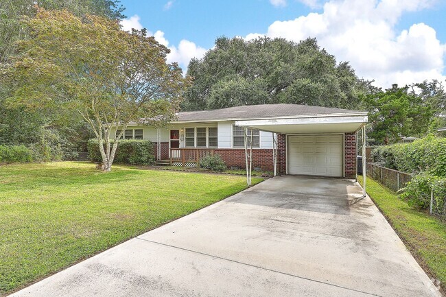 Building Photo - Single Family Home in Park Circle!