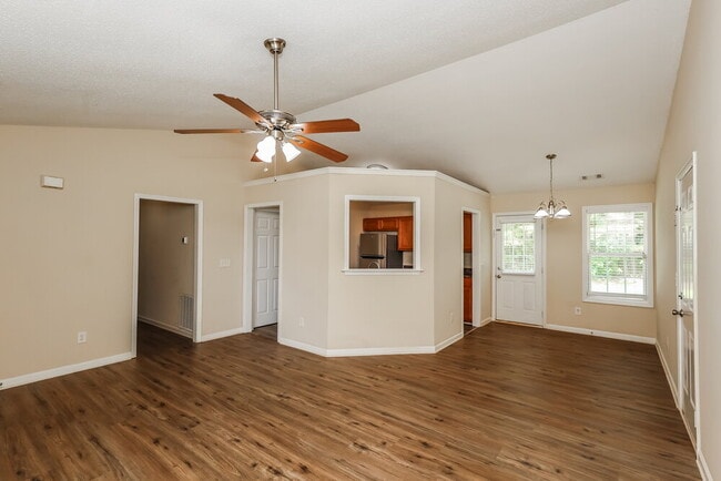 Photo - 43 Thorn Thicket Way