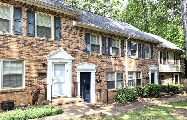 Building Photo - Well Maintained 2 Bedroom Townhouse with Move In Special!