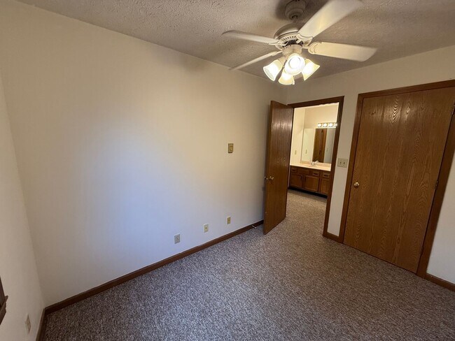 Leslie Manor Apartments