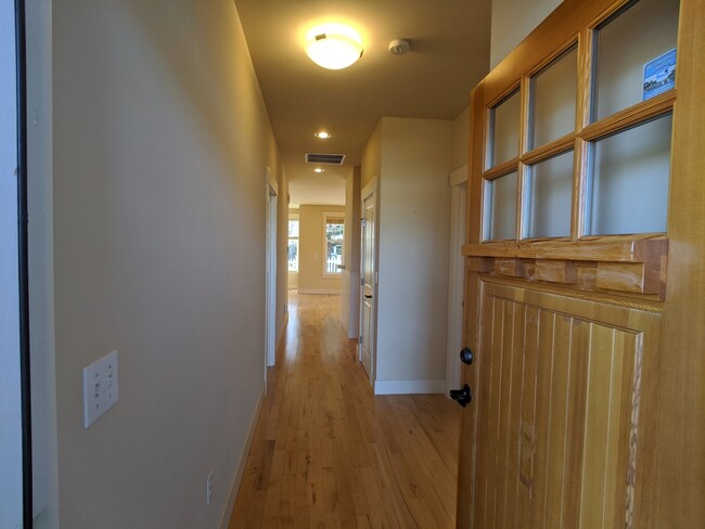 Photo - Very nice 2 bed, 2 bath, 1 car garage in S...