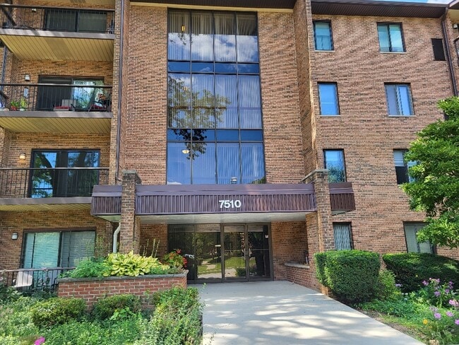 Building Photo - 7510 Farmingdale Dr Unit 204