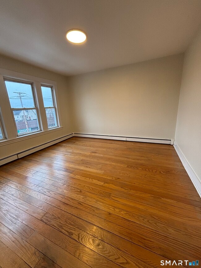 Photo - 2395 Main St