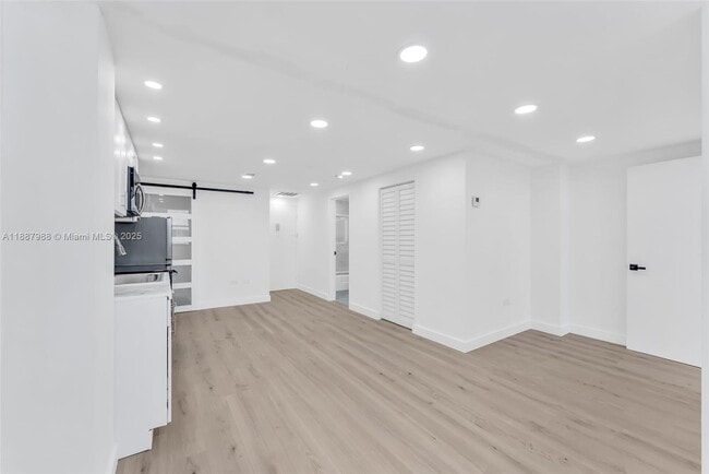 Building Photo - 801 Brickell Bay Dr Unit 2066