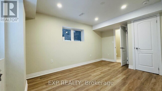 Photo - 290 Woodbine Ave