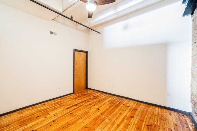 2BR, 2BA - 968SF - Primary Bedroom