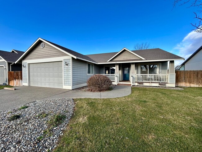 Building Photo - Charming Home Near John Wayne Trail