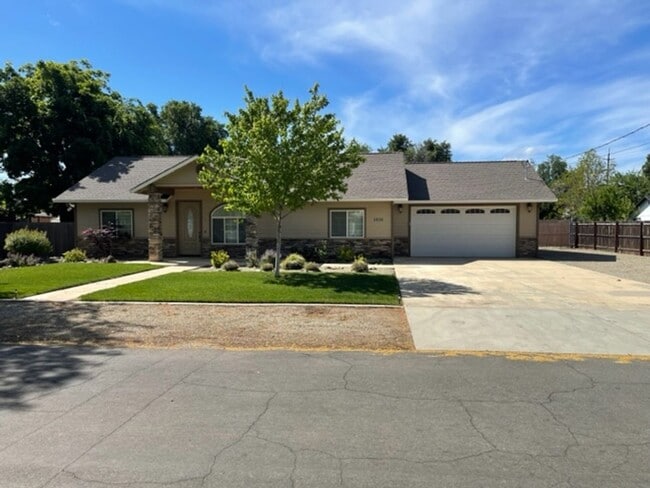 Building Photo - 3 Bedroom Home in Mistletoe Neighborhood