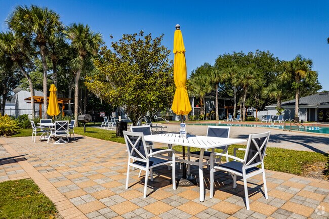 Piscina principal - The Stratford at Winter Park Condominiums