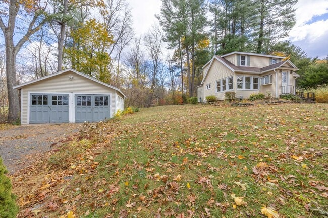 Building Photo - Charming 2 Bedroom Home