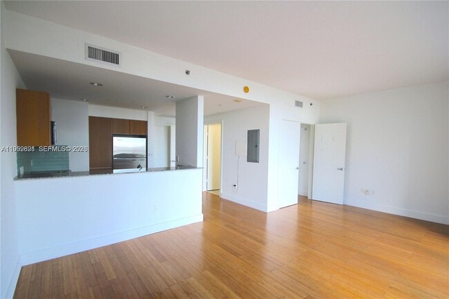 Photo - 1050 Brickell Ave Unidad 1812
