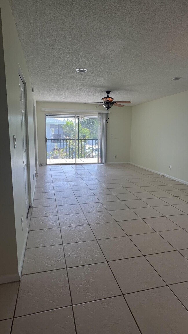 Building Photo - 905 Southridge Rd Unit 204a