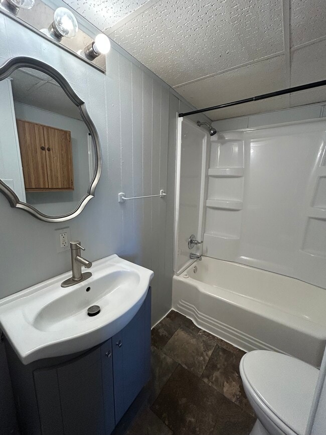 baño de la planta baja - 500 W Walnut St