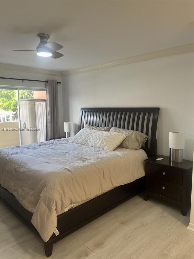 Photo - 3545 NE 167th St Unidad 205