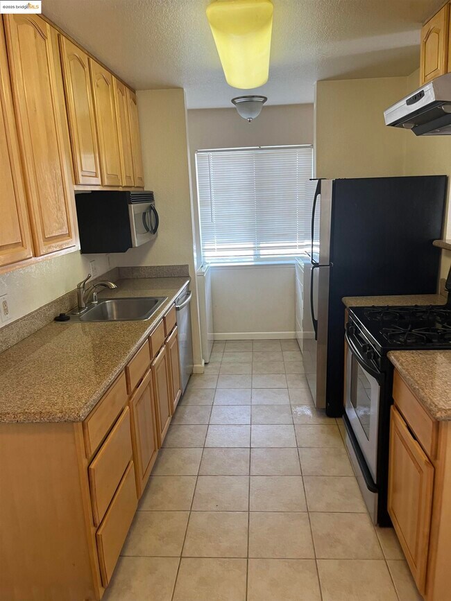 Photo - 2207 Lakeview Cir