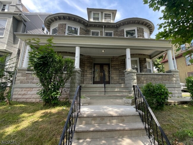 Building Photo - 43 Mapes Ave Unit 1R