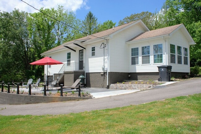 Photo - Knoxville 37914 - FULLY FURNISHED! 3 bedroom, 2 bath home - SHORT TERM LEASE AVAILABLE - Contact ...