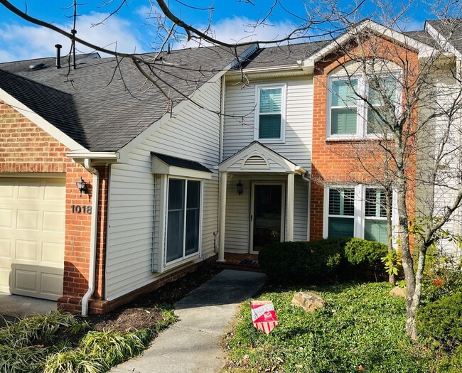 Building Photo - Upscale 3 Bedroom 2.5 Bath Townhouse