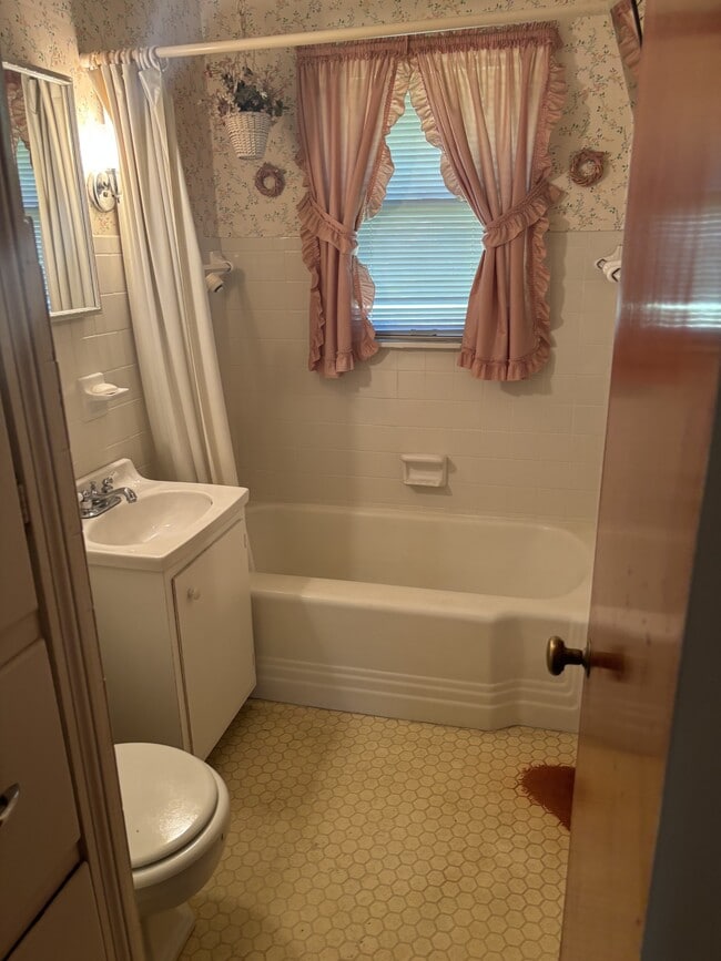 Photo - 412 Joan Ave SE