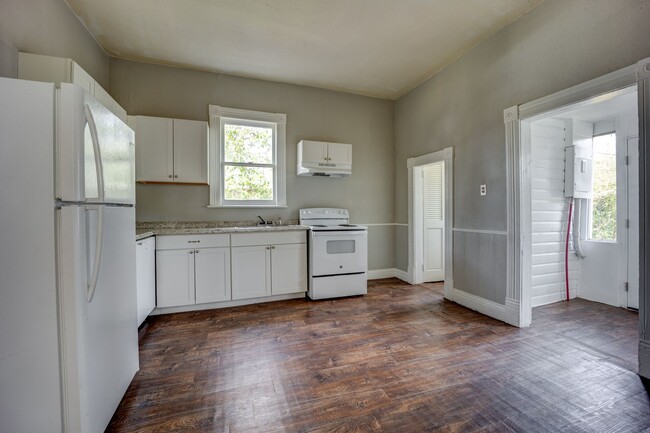 Building Photo - Charming 2 Bed/2 Bath Craftsman Home