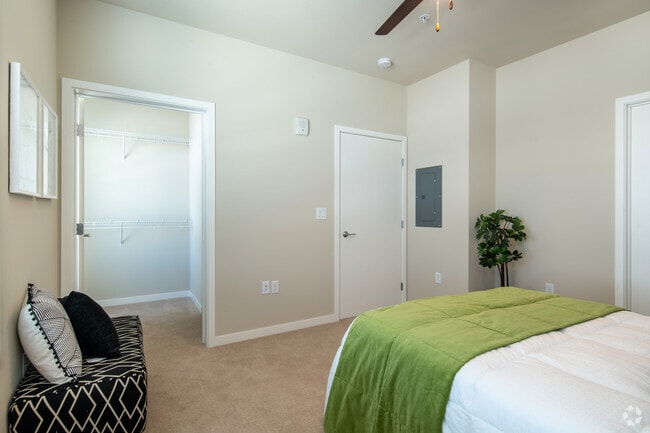 2BR, 2BA - 1038SF