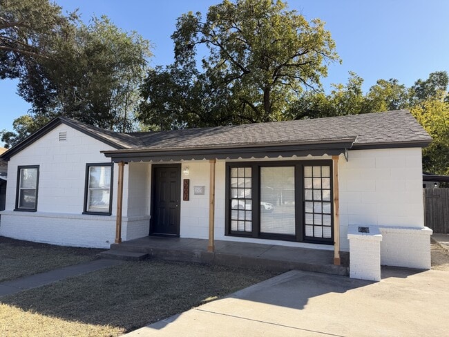 Building Photo - 3007 31st St