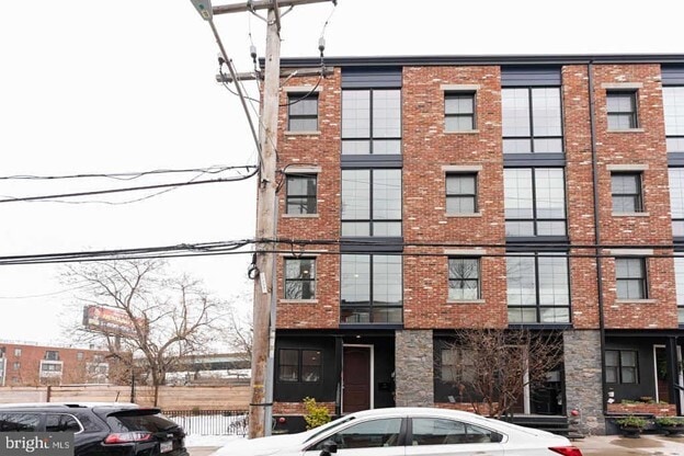 Front - 1005 New Market St