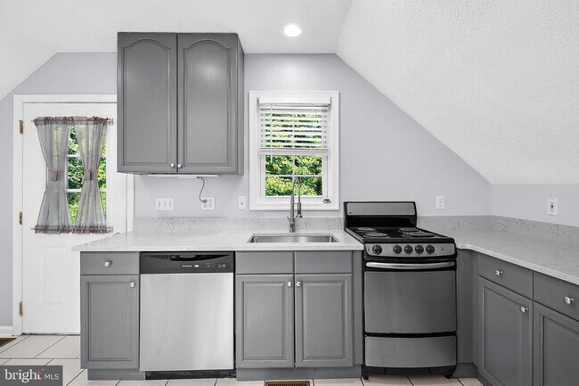 Photo - 587 A St