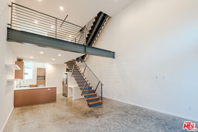 Building Photo - 1220 N Orange Grove Ave Unit 6 Rental