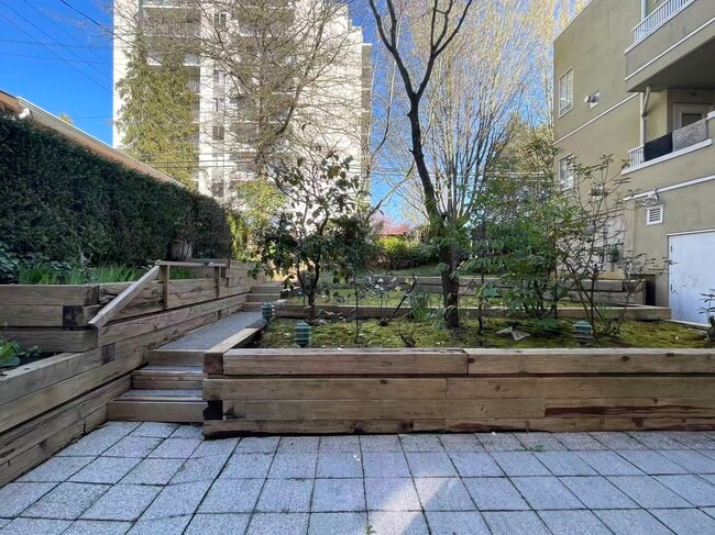 Photo - 5626 Larch St