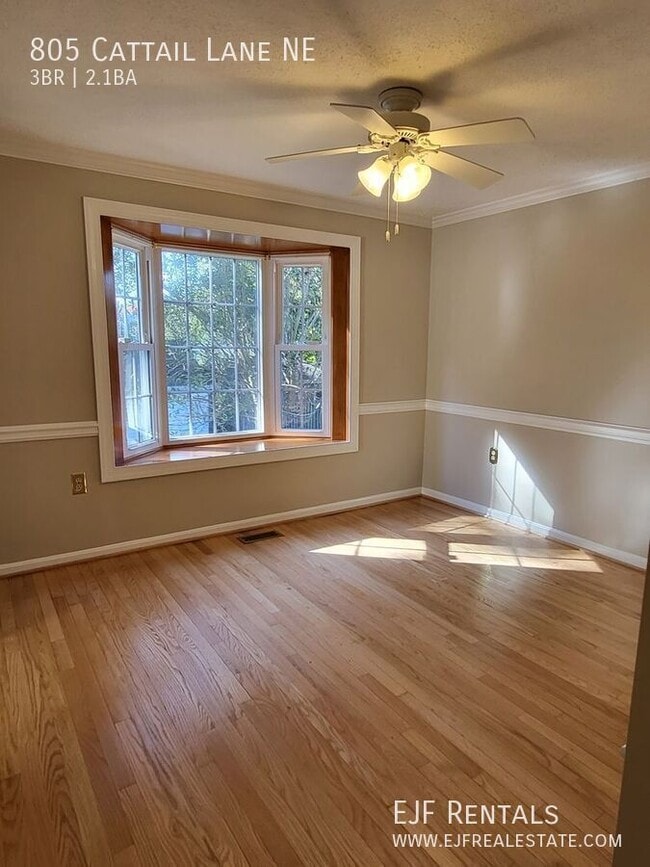Photo - 805 Cattail Ln NE