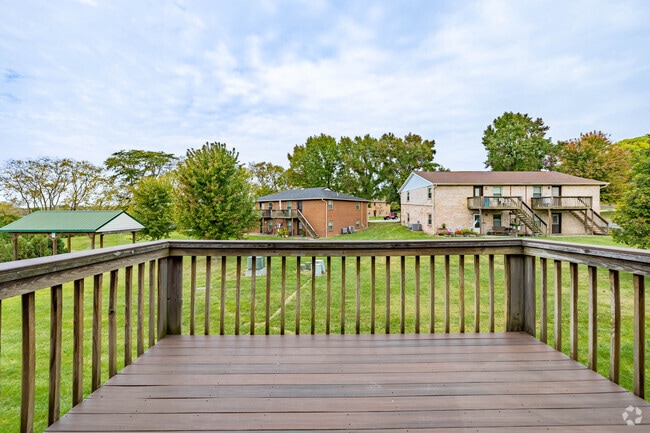 2BR, 1BA - 1,096SF - Balcony