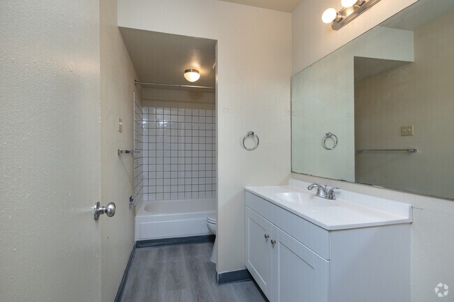 2BR, 1BA - 825SF - Bathroom