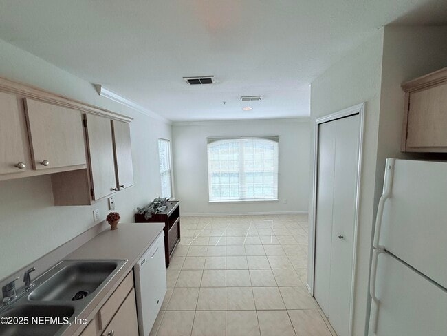 Building Photo - 1701 The Greens Way Unit 1523