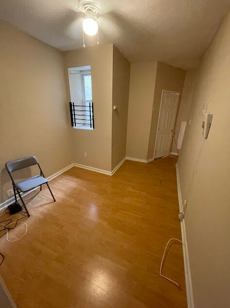 Apartamento 1 de 1855: Sala de estar - 1855 N Willington St