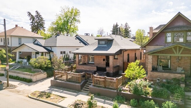 Photo - Amazing Highlands location with huge walkability!