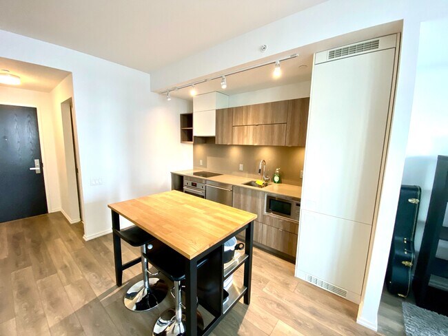 Photo - 125-2125 Peter St