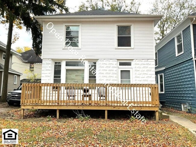 Building Photo - 1111 1/2 Maple