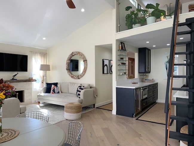 Building Photo - Coastal Living at Its Best | 3 Bed + 2 Bat... Rental