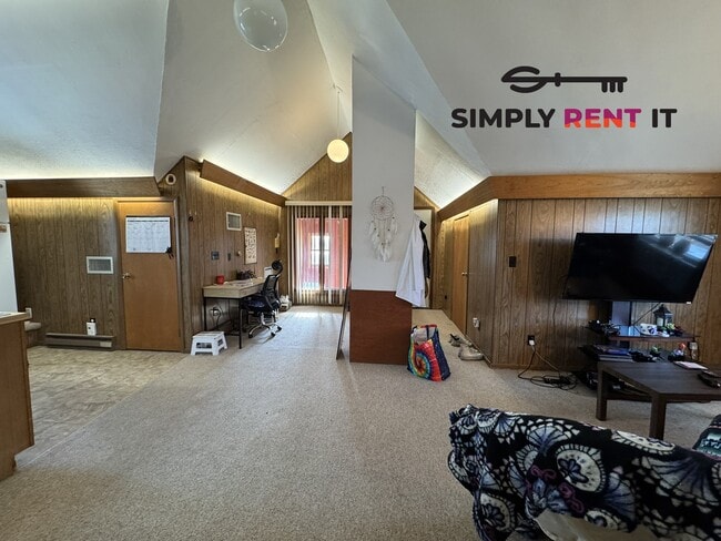 Photo - Upper Level Studio Near Campus, Free Parki...