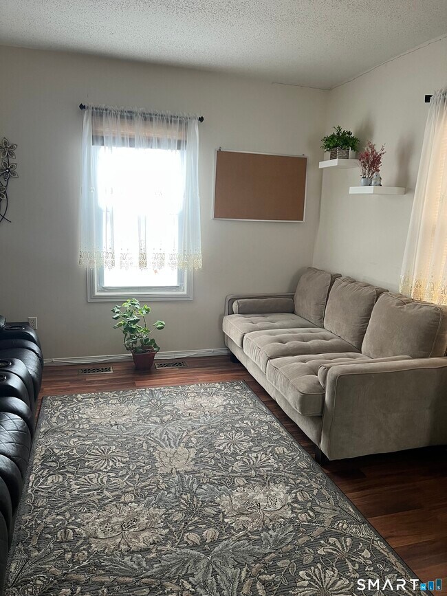 Photo - 569 Burritt St