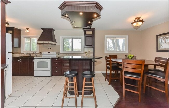 Photo - 362 Victoria Rd N