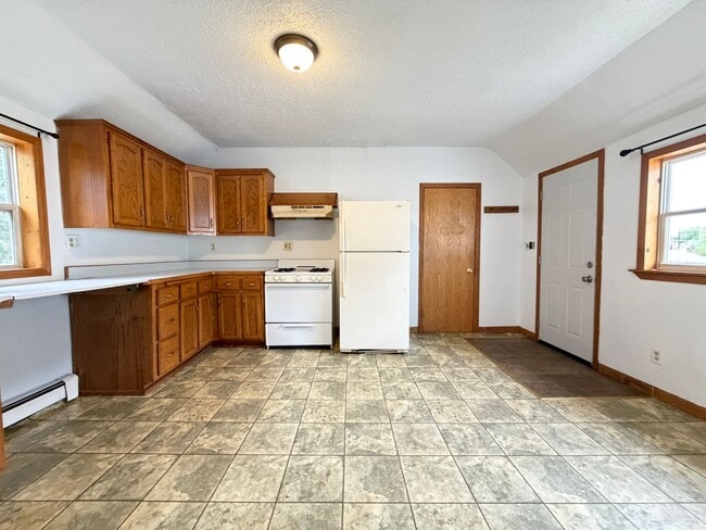 Photo - Upper Level 2 Bedroom Apartment - AVAILABLE TODAY Unit 2014 1/2 Banks Ave