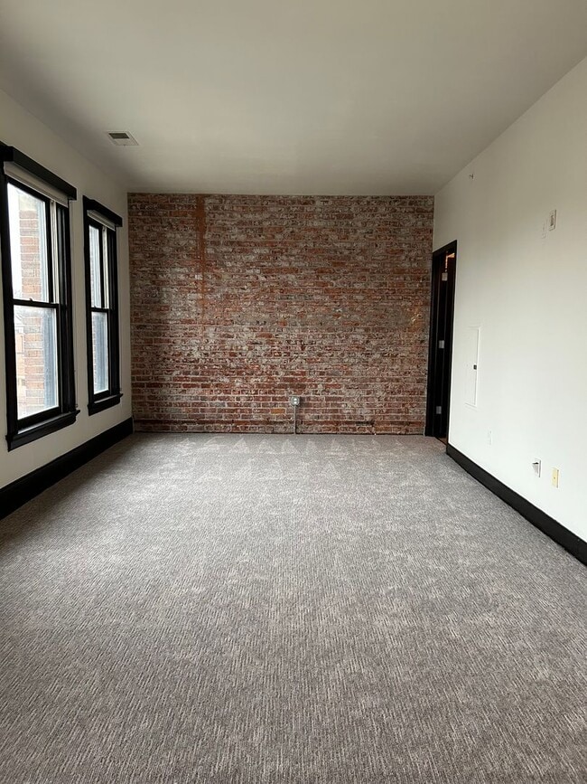 Building Photo - Adorable Studio Apartment in Downtown Omaha Unit #403