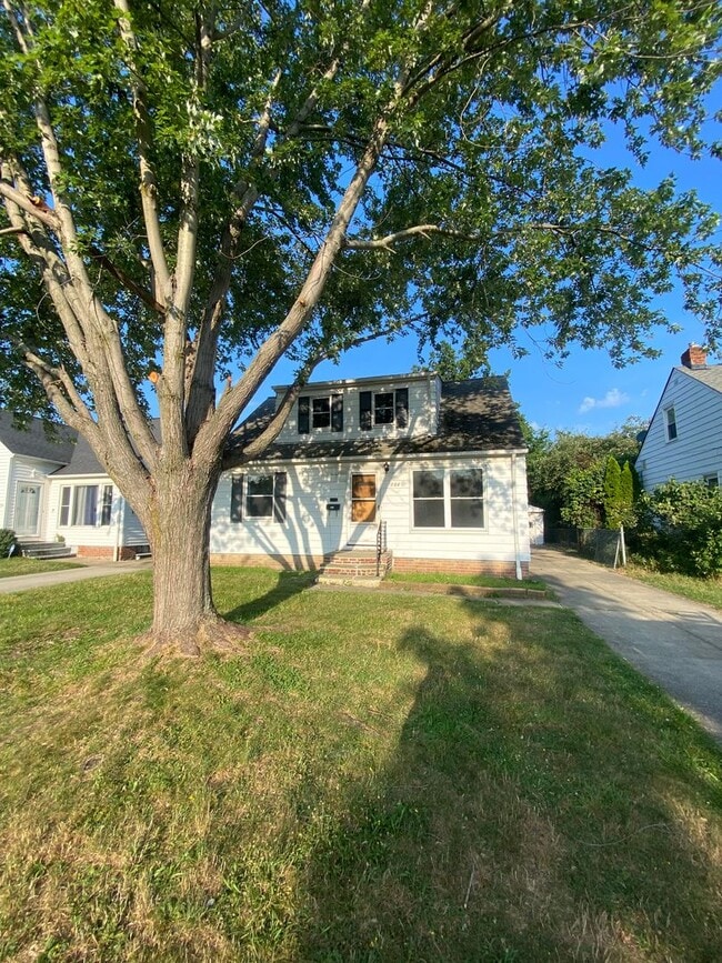 Building Photo - 764 E 249th St Rental