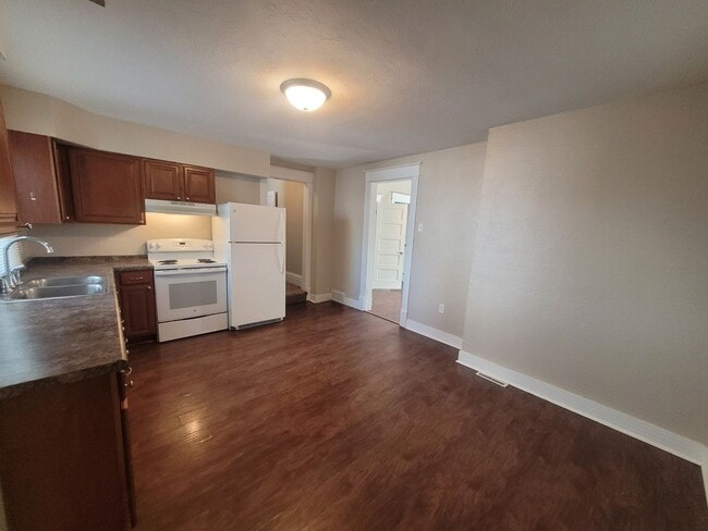 Photo - 6 Bedroom Home with large yard, washer/dry...