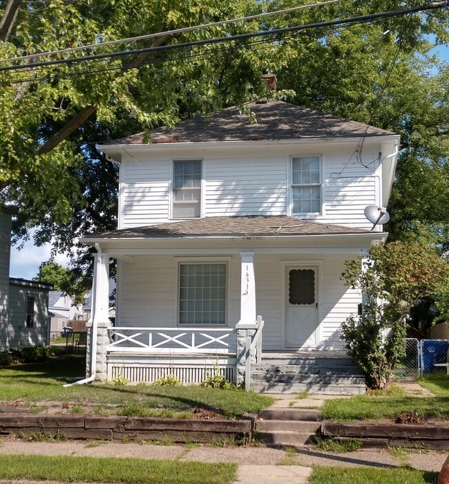 Building Photo - 3 Bedroom in Moline Rental