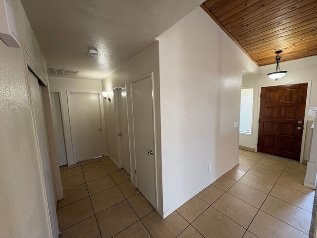 Photo - 869 Belmont St